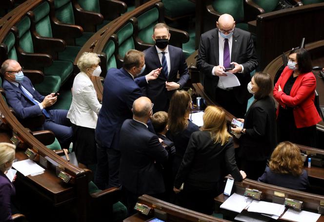 ZAMIESZANIE w Sejmie! Obrady odłożone. Terlecki grzmi: Obstrukcja!