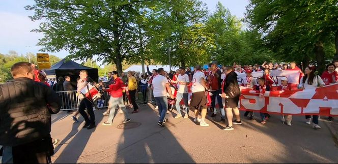 Kibice skandują "Lewandowski" pod stadionem w Helsinkach