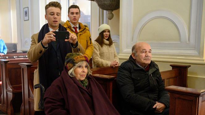 Barwy szczęścia odc. 2274. Teresa (Jolanta Lothe), Fryderyk Struzik (Paweł Nowisz), Agata (Natalia Zambrzycka), Patryk (Konrad Skolimowski), Staś (Olaf Kaprzyk)