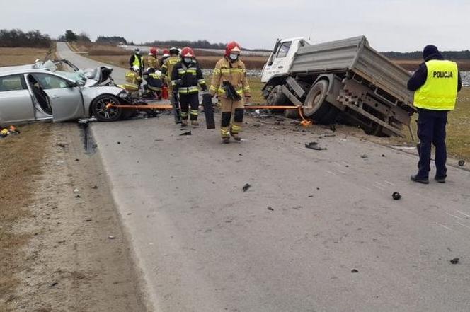 Opel czołowo zderzył sie z cieżarówką, nie żyje mężczyzna. TRAGEDIA na drodze w Stobiernej [ZDJĘCIA]