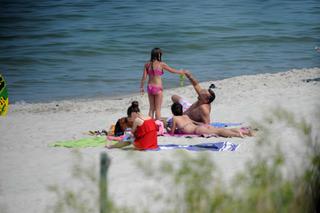 Kaczyńska z nieznajomym smaży się na plaży