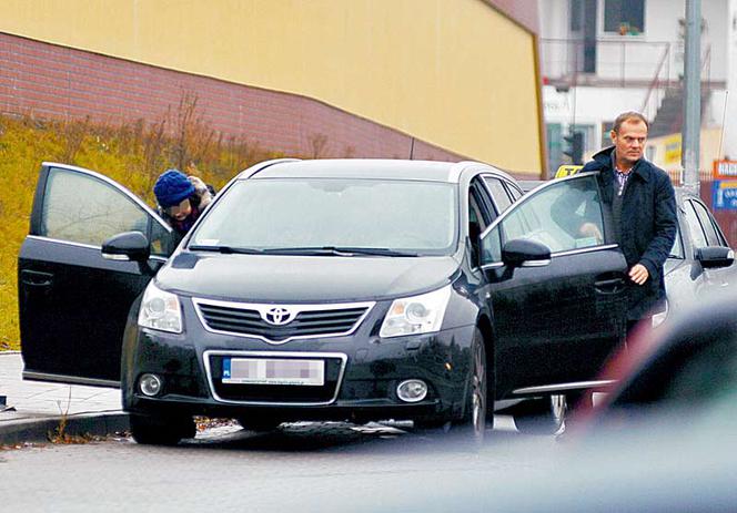 Tusk bez ochrony sam wozi rodzinę