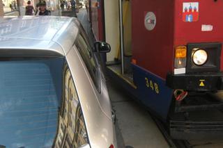 Bydgoszczanie nagminnie dzwonią i skarżą się, że nie mogą ruszyć spod domu. Strażnicy miejscy mówią, że to „radosne parkowanie”