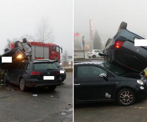 Nieprawdopodobny wypadek na Zakopiance. Osobowy renault wylądował na dwóch innych pojazdach [ZDJĘCIA]