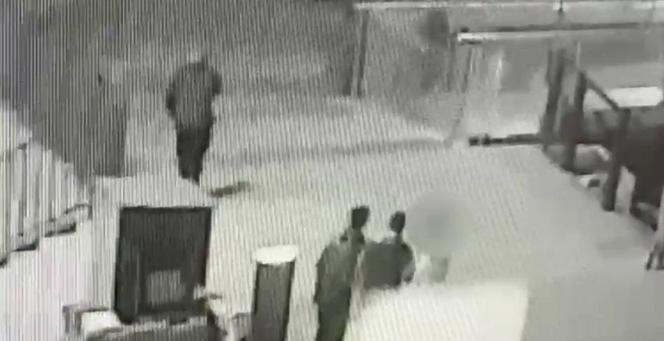 Wstrząsający napad na nowej kładce w Warszawie. Strzelił z pistoletu prosto w twarz