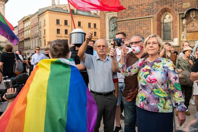 Małopolska kurator oświaty z różańcem na manifestacji środowisk LGBT
