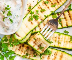 Usmaż cukinię i ubij ser feta. Ta przekąska podbije wasze kubki smakowe