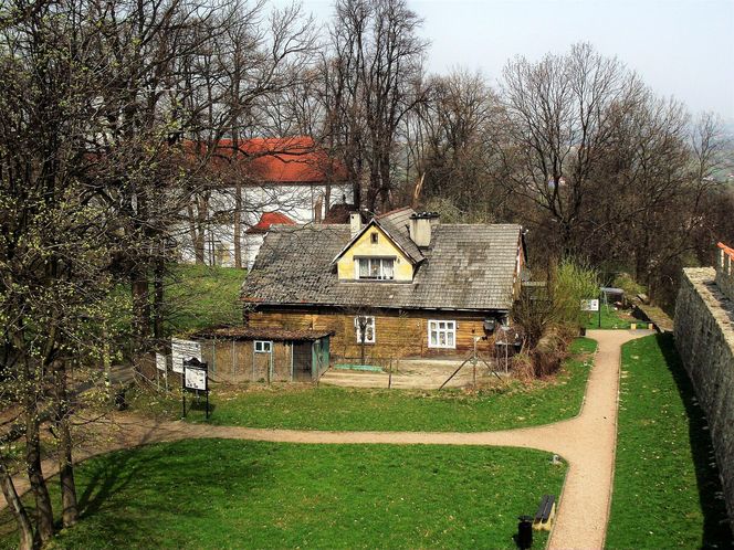 W tym małopolskim mieście mieszkał kiedyś święty. Leży w pobliżu Krakowa