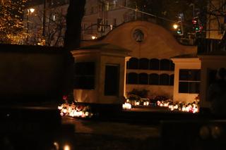 Tysiące płomieni. Tak wygląda lubelski cmentarz po zmroku. Zobaczcie!