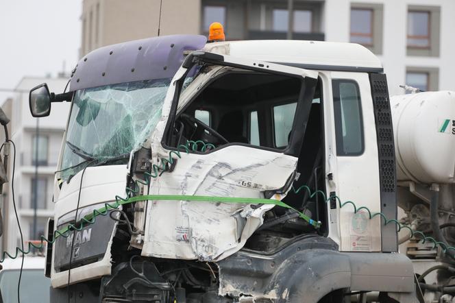 Autobus miejski zderzył się z betoniarką w Warszawie