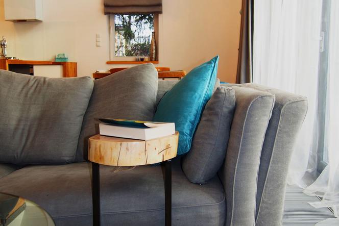 Salon z kuchnią i jadalnią: minimalistyczne wnętrza domu z dominacją naturalnego drewna