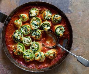 Rewelacyjne roladki z cukinii. Podaj je z tym sosem, a kubki smakowe oszaleją 