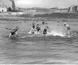 Dzieci bawiące się w wodzie. Zdjęcie zrobione w 1929 roku 