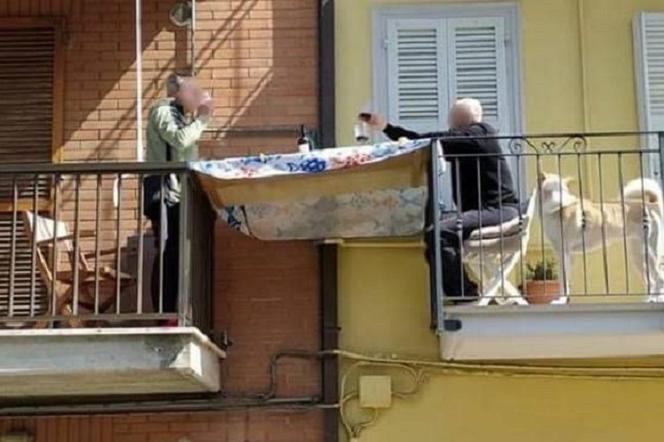 Włosi spędzają czas na balkonie