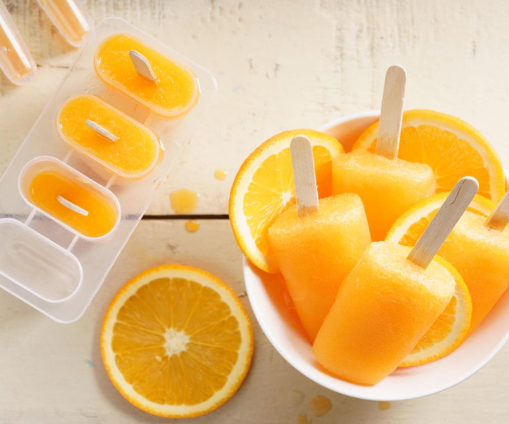 Szybkie orzeźwienie bez wychodzenia z domu. Wypróbuj te pomarańczowe lody