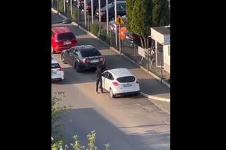 Zachowanie mężczyzny zostało nagrane przez mieszkańców osiedla 