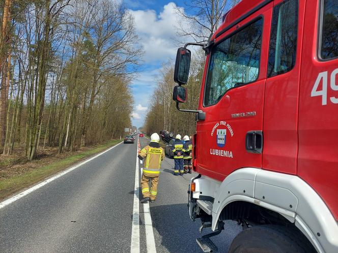 Pod Lubienią dachowało auto osobowe. Jedna osoba poszkodowana