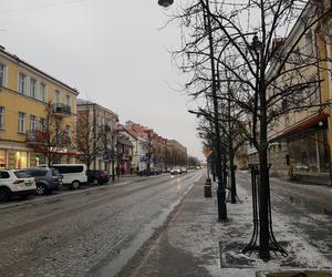 Gołoledź, marznące opady i oblodzone chodniki. Tak wyglądał poranek na drogach w Białymstoku