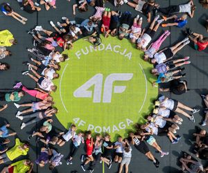 Fundacja 4F Pomaga wyremontowała kolejne boisko i wprowadza do sprzedaży koszulki cegiełki