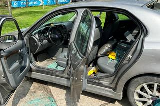 Poranna awantura na Mokotowie. W aucie znaleziono broń i nóż. Zatrzymano dwie osoby