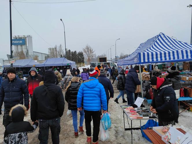 Giełda samochodowa w Łodzi. Przyciąga klientów, ale sprzedawcy nie są zadowoleni