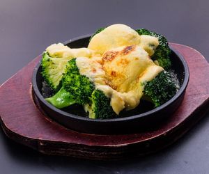 Brokuły z sosem serowym: przepis na proste i zdrowe danie