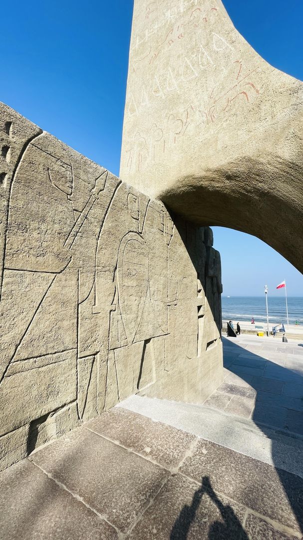 Kołobrzeg - Pomnik zaślubin z morzem