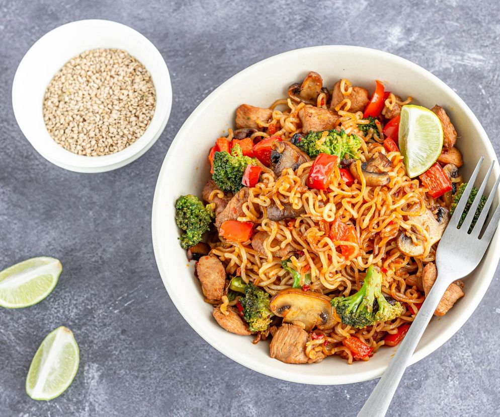 Proste drugie śniadanie z makaronu z zupki chińskiej. Wystarczy 10 minut