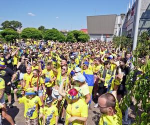 Przemarsz kibiców Stali Gorzów przed meczem z Falubazem Zielona Góra