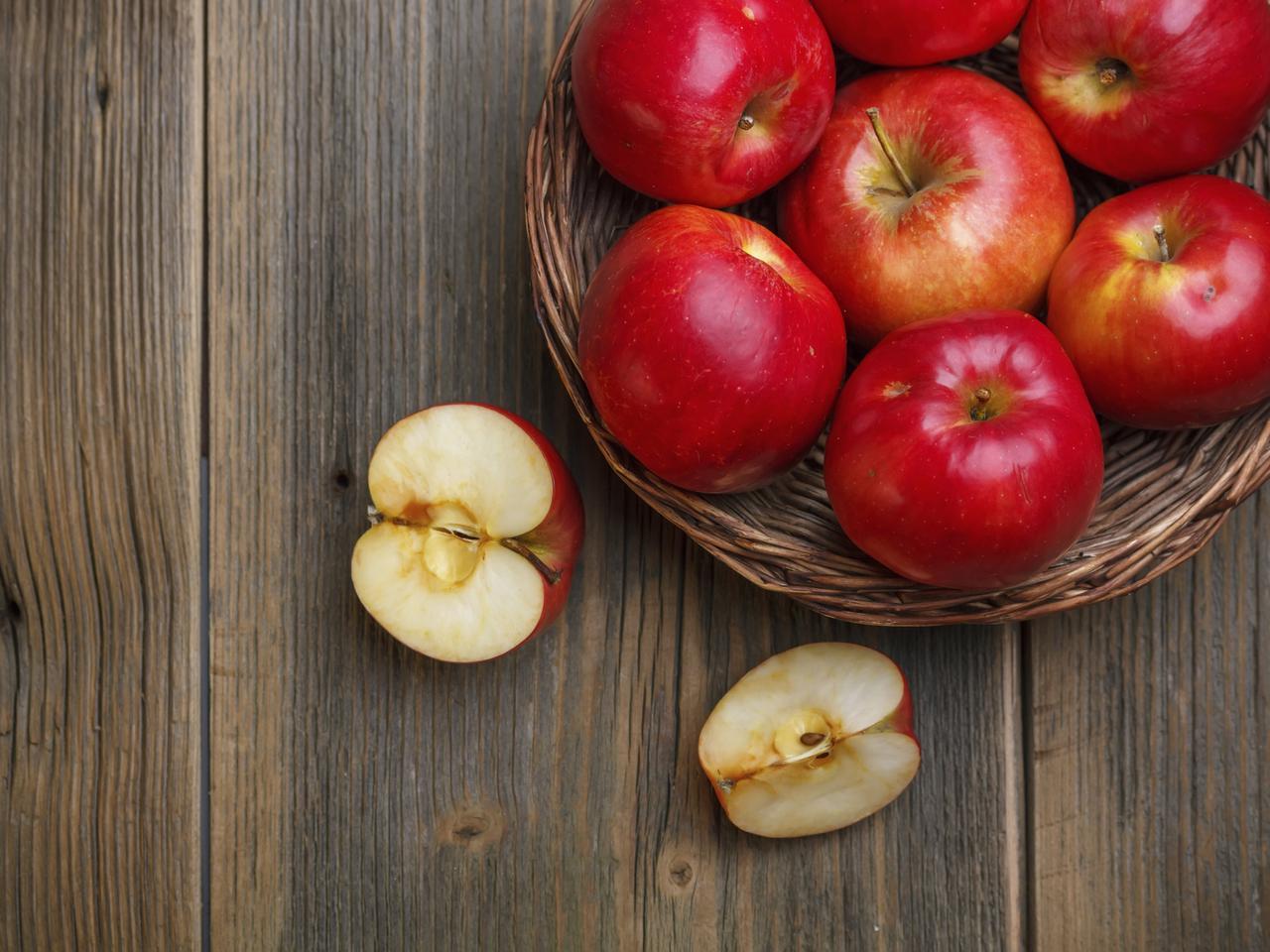Jabłka zapieczone w cieście z sosem waniliowym: przepis na deser [WIDEO]