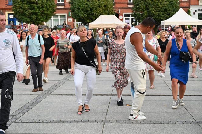 Ruda Śląska tańczy jak dawniej. Międzypokoleniowa potańcówka na rynku porwała tłumy