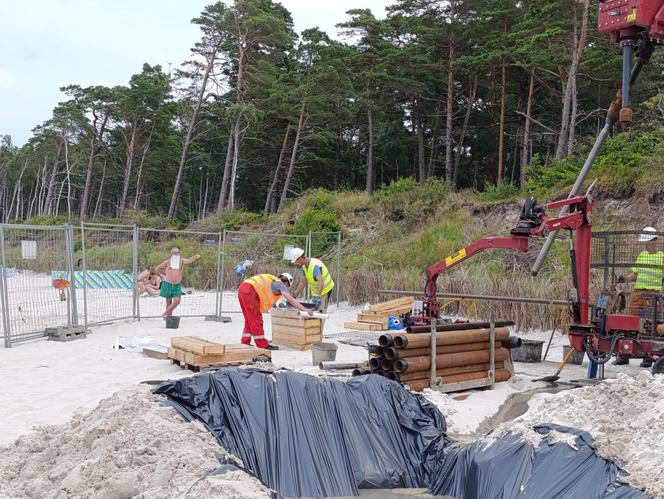 Badanie geologiczne na plaży w Lubiatowie. Budowa elektrowni jądrowej w gminie Choczewo