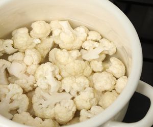 Kiedy gotuję kalafiora, zawsze dodaję te 3 składniki. Ma biały kolor i piękny aromat 