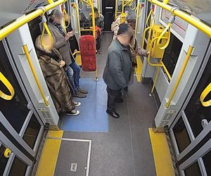 Szokujące sceny z tramwaju w Warszawie. Opublikowano właśnie nagranie. „Trzymaj się mocno”