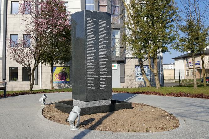 Bełchatów: Stanął pomnik ofiar katastrofy smoleńskiej. Jutro obchodzimy okrągłą rocznicę tej tragedii. 