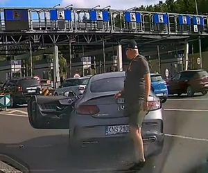 Kierowca mercedesa terroryzuje innych kierowców na autostradzie A4