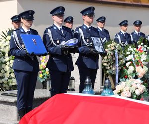 Pogrzeb policjanta, który zmarł po interwencji. Polska Policja pożegnała asp. sztab. Bogdana Orzeszka