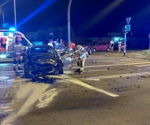 Groźny wypadek w Tarnowie. Zderzenie BMW i Opla na skrzyżowaniu Konarskiego i Dąbrowskiego. 5 osób trafiło do szpitala