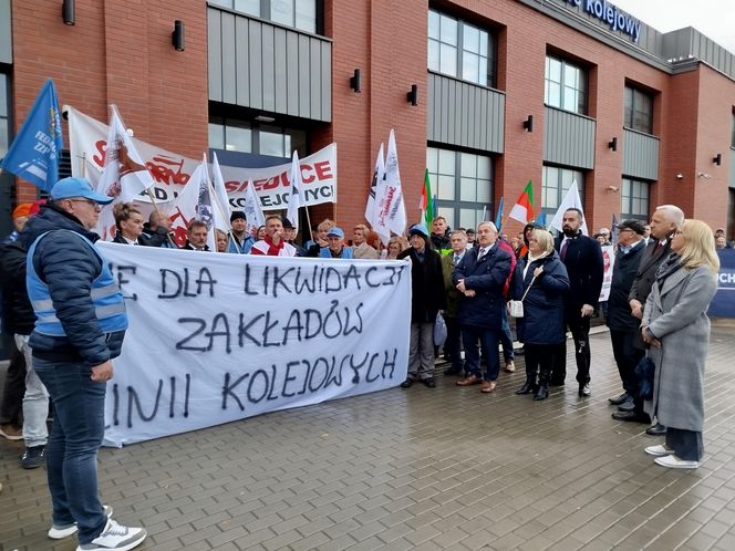 Pracownicy Zakładu Linii Kolejowych pikietowali w Siedlcach! Poparli ich siedleccy radni