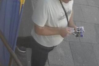 Ci dwaj mężczyźni są podejrzewani o kradzież z włamaniem. Policja pokazuje ich twarze 