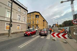 Awaria wodociągowa na Królowej Jadwigi w Bydgoszczy. Duże utrudnienia dla kierowców [ZDJĘCIA]