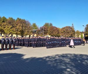 Uroczyste zakończenie szkolenia policyjnego w Katowicach. Ponad 200 nowych policjnatów