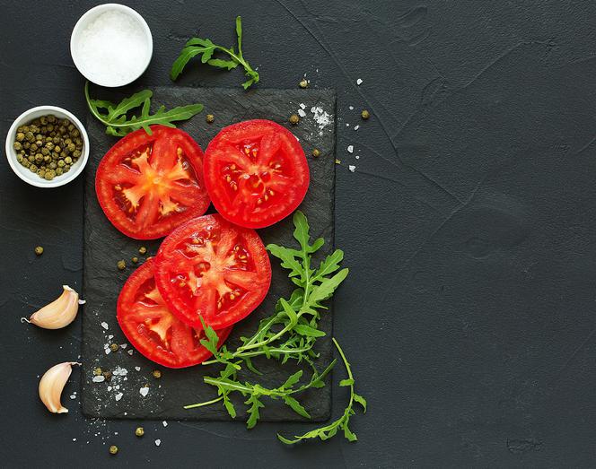 Aromatyczne pomidory z czosnkiem i serem - przepyszna przekąska za grosze!