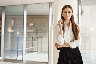 Wielki come back plisowanej spódnicy. Jesienią stanie się twoim biurowym uniformem