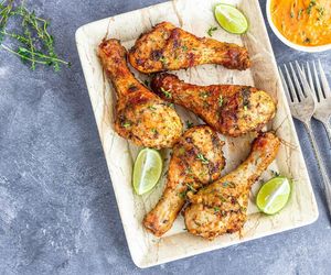 Biorę pałki z kurczaka i wrzucam na patelnię. To najlepszy przepis na pyszny obiad w tygodniu 