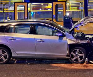 Koszmarne zderzenie audi, volvo i tramwaju. Totalna demolka na przystanku