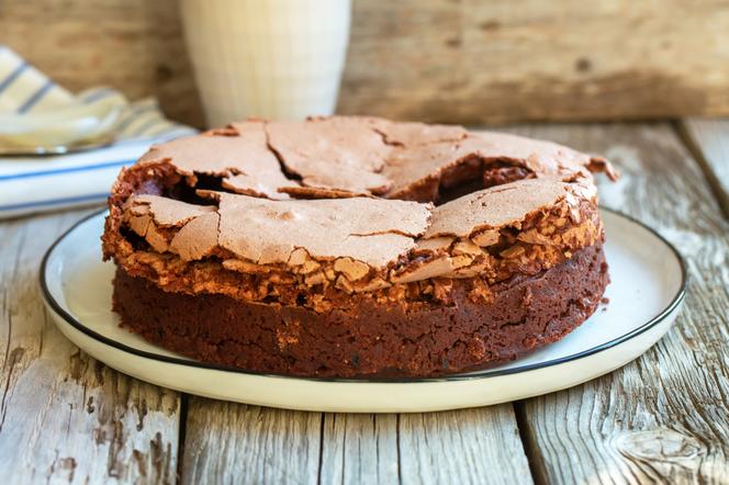 Brownie z bezą: przepis na obłędne ciasto czekoladowe