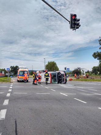 Wypadek w Nowy Sączu. Matka z dzieckiem jechała karetką do szpitala. Ambulans zderzył się z osobówką