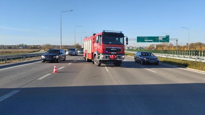 Wypadek na S2 w Warszawie. Trzy rozbite auta i ranne dziecko