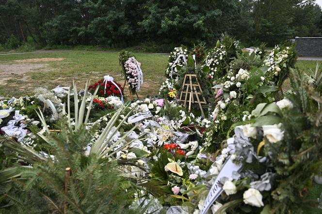 Grób Patrycji i Łukasza utonął w białych kwiatach. Małżeństwo zginęło ratując swoją 4-letnią córeczkę